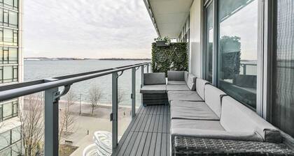 Luxury Executive Suite on the water with pools