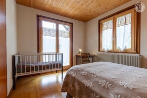 2 chambres, fer et planche à repasser, lit parapluie, Wi-Fi gratuit