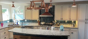 Beautiful Spacious 4-bedroom home in Corrales with WiFi, AC and gourmet kitchen.