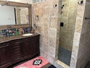 Shower, jetted tub, hair dryer, towels - Beautiful Spacious 4-bedroom home in Corrales with WiFi, AC and gourmet kitchen. (Corrales)