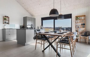 Een koelkast, een vaatwasser, een koffiezetapparaat/waterkoker