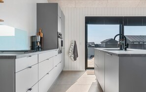 Kjøleskap, mikrobølgeovn, oppvaskmaskin og kaffetrakter/tekoker