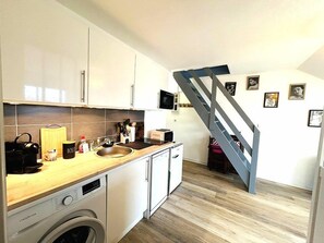 Een koelkast, een magnetron, een oven, een vaatwasser