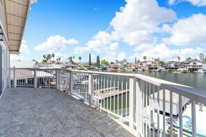 Property grounds - Luxury 5BR Waterfront Getaway | Spa, Gym, Dock (Discovery Bay)