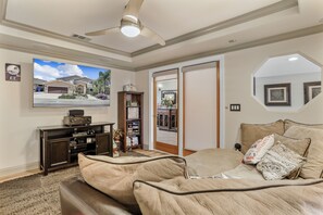 Una Smart TV, videojuegos, un reproductor de DVD, libros