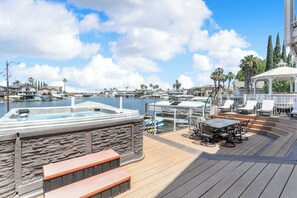 Outdoor dining - Luxury 5BR Waterfront Getaway | Spa, Gym, Dock (Discovery Bay)
