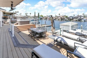 Outdoor dining - Luxury 5BR Waterfront Getaway | Spa, Gym, Dock (Discovery Bay)