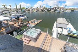 Terrace/patio - Luxury 5BR Waterfront Getaway | Spa, Gym, Dock (Discovery Bay)