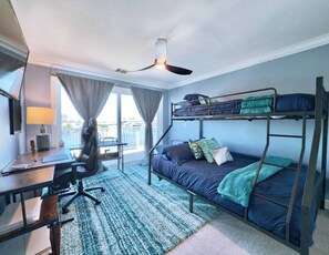 5 quartos, escrivaninha, ferros/tábuas de passar roupa