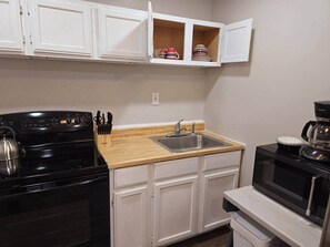 Fridge, microwave, oven, stovetop - Cozy 1BR in Pleasant Ridge (Cincinnati)