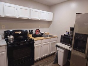 Fridge, microwave, oven, stovetop - Cozy 1BR in Pleasant Ridge (Cincinnati)