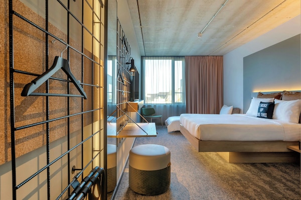 Familienzimmer, 1 Queen-Bett und Schlafsofa | Schallisolierte Zimmer, kostenloses WLAN, Bettwäsche