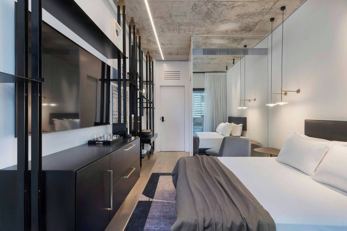 Montefiore Room with Balcony | Safe på rommet, wi-fi (inkludert) og sengetøy