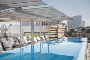 Una piscina al aire libre de temporada