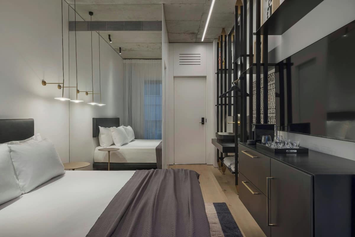 Gymnasia Double Room with Balcony | Safe på rommet, wi-fi (inkludert) og sengetøy