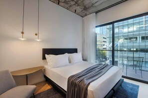 Montefiore Room with Balcony | Safe på rommet, wi-fi (inkludert) og sengetøy