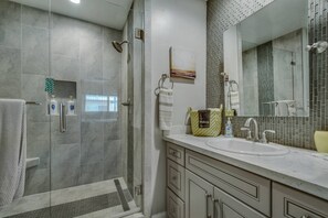 Een douche, een haardroger, handdoeken