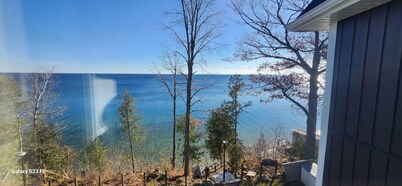 Brand new waterfront LUXE lake house for a beautiful week/end away!