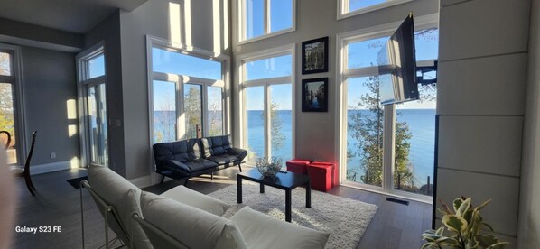 Smart TV, fireplace - Brand new waterfront LUXE lake house for a beautiful week/end away! (Hawkestone)