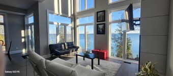 Brand new waterfront LUXE lake house for a beautiful week/end away!