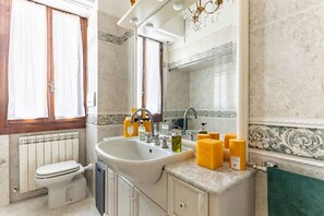 Douche, sèche-cheveux, bidet, serviettes fournies