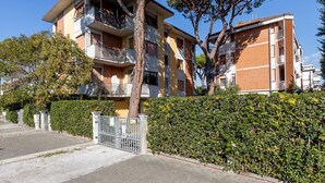 Unclassified image, 2 of 23, button - GuestHost - Bright apartment of 83 square metres, for 5 persons, located on the second floor of a building with ELEVATOR and PRIVATE PARKING.The property is located in a residential area with all the main services, a few minutes' walk from the beach, the (Viareggio)
