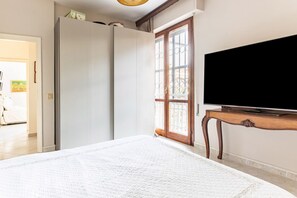2 bedrooms, iron/ironing board, WiFi