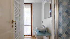 Unclassified image, 5 of 23, button - GuestHost - Bright apartment of 83 square metres, for 5 persons, located on the second floor of a building with ELEVATOR and PRIVATE PARKING.The property is located in a residential area with all the main services, a few minutes' walk from the beach, the (Viareggio)