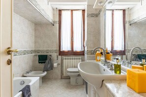 Een douche, een haardroger, een bidet, handdoeken