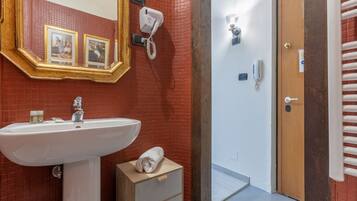 Douche, sĂšche-cheveux, serviettes fournies