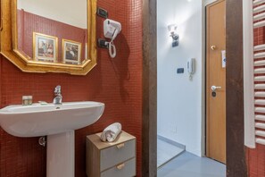 Douche, sèche-cheveux, serviettes fournies