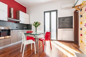 Jääkaappi, uuni, liesi, keittoastiat/astiat/ruokailuvälineet