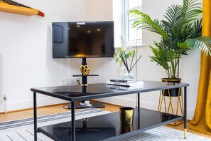 Interior - Cosy City Haven | 2-Bed Flat Near Shoreditch &Brick Lane | 4mins walk to station (London)