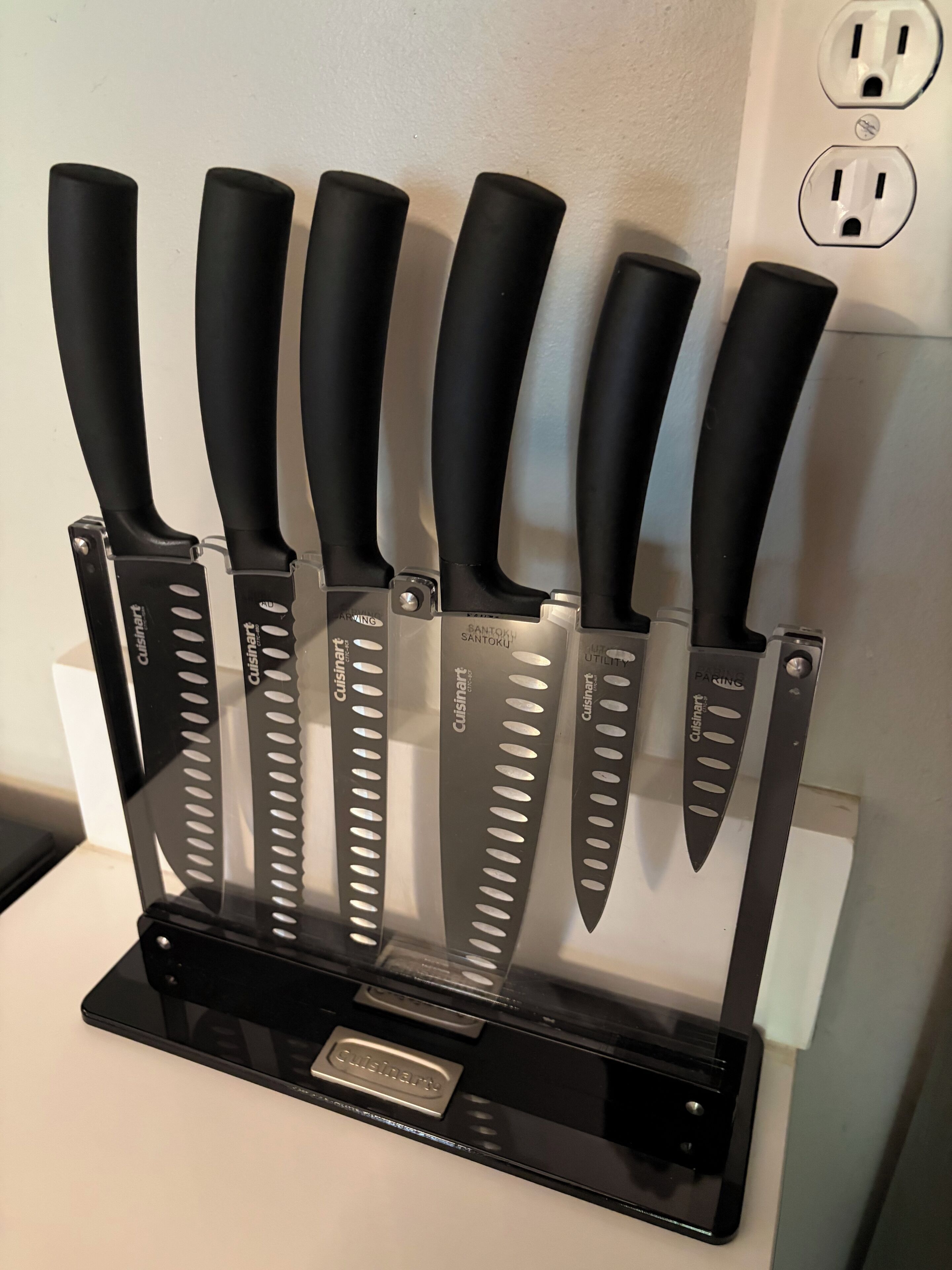 A knife block with six knives.