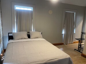 2 quartos, escrivaninha, ferros/tábuas de passar roupa