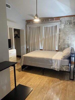 2 bedrooms, iron/ironing board, WiFi, bed sheets - Eola’s Charm in Downtown Orlando (Orlando)