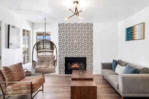 Smart-TV, Kamin, Tischtennisplatte, Drucker