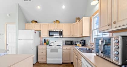 Hot Tub, Dogs Welcome, Ocean Views, Easy Walk To The Beach!