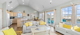 Hot Tub, Dogs Welcome, Ocean Views, Easy Walk To The Beach!