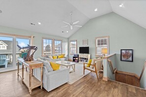 Smart-TV, DVD-spiller og bøker