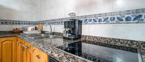 Fridge, stovetop, coffee/tea maker