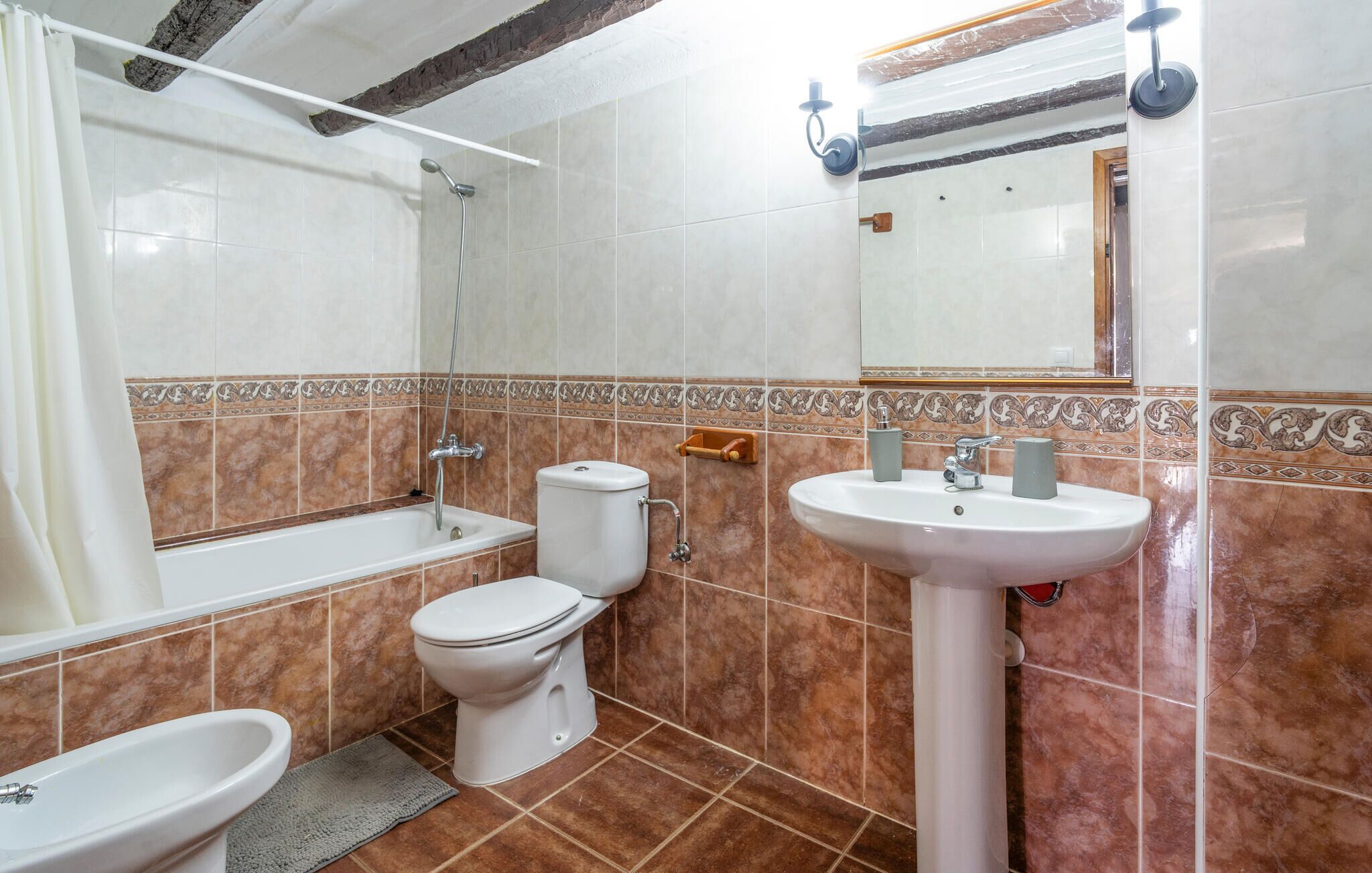 Une salle de bain avec une baignoire, des toilettes et un lavabo.