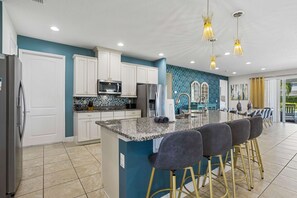 Kylskåp, mikrovågsugn, ugn och spishäll