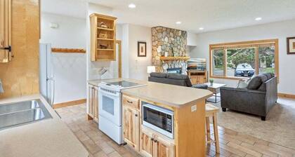 NEW! Gull Lake Retreat steps from shore, Pontoon Rentals, Sports Court