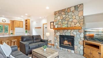 Televisión y chimenea