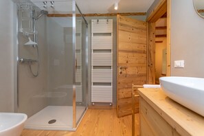 Bruser, gratis toiletartikler, hårtørrer, håndklæder