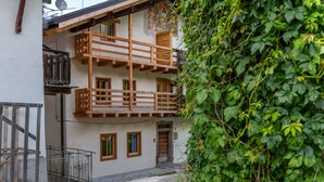 Un bâtiment traditionnel doté d’un balcon en bois et d’un escalier en pierre.