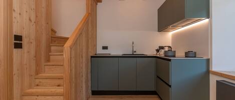 Frigorífico, horno, lavavajillas y cafetera o tetera