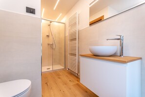 Douche, serviettes fournies