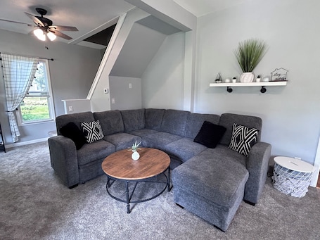 Smart TV, books. Charming 3-bedroom Cottage with AC, WiFi in lovely Eureka